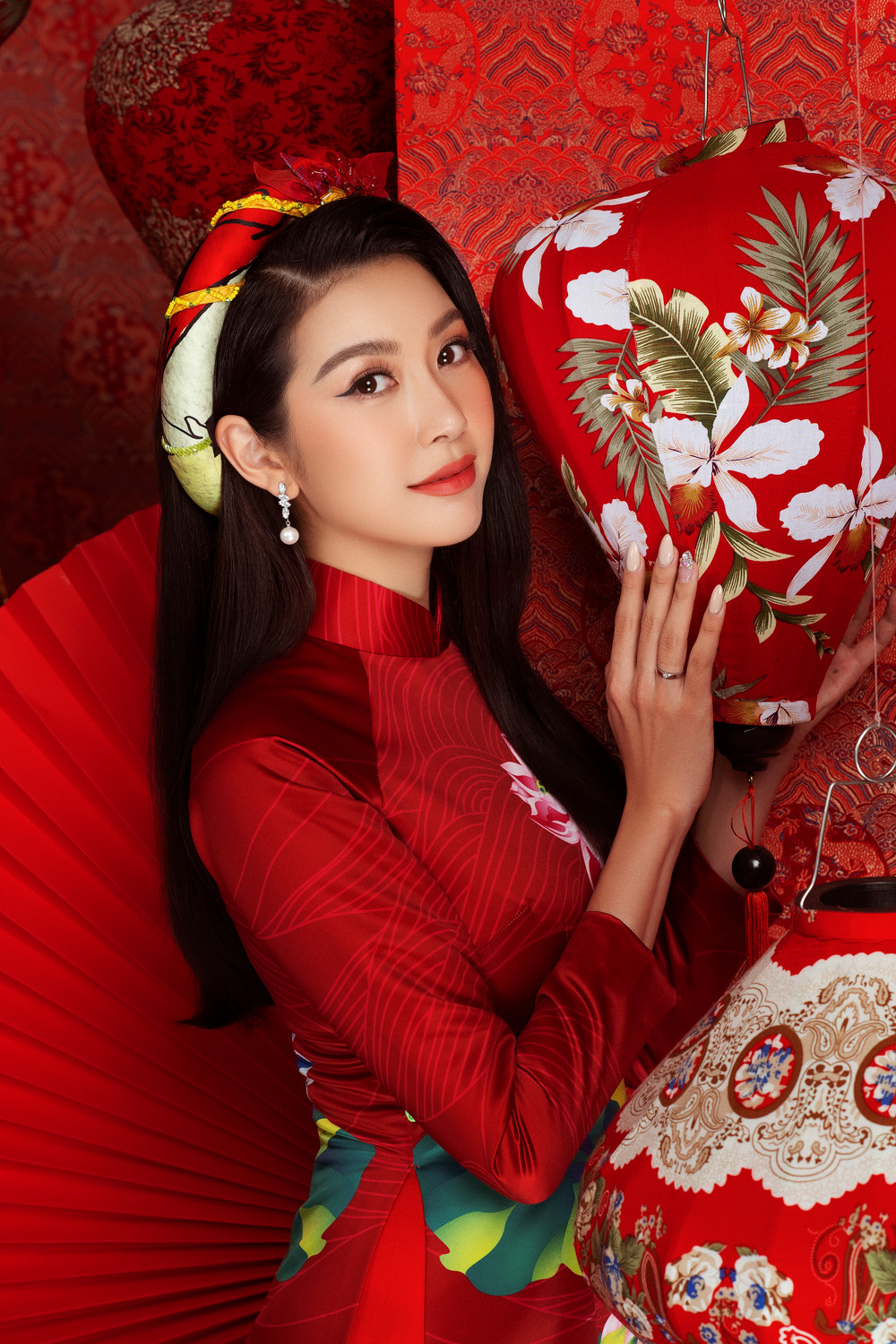 Thúy Vân - Khánh Vân - Kim Duyên - Hoàng My diện áo dài đẹp mê mẩn trong bộ ảnh chào Xuân 2021 Ảnh 12