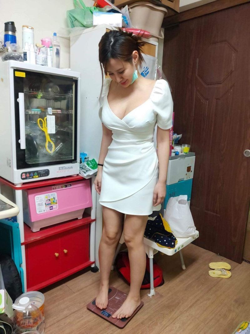 Lên lầu 'mượn cân' lúc 2h sáng, cô nàng thuê trọ lộ ảnh làm xôn xao dân mạng Ảnh 2