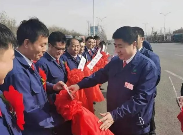 Sếp mạnh tay chi hơn 53 tỷ đồng mua xe buýt buýt làm quà Tết cho nhân viên cấp dưới cấp dưới cấp dưới cấp dưới cấp dưới cấp dưới, hành động sau đó còn gây xúc động hơn Ảnh 2