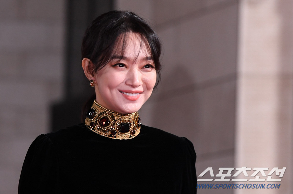 Thảm đỏ 'Rồng xanh 2020': Shin Hye Sun 'cân sắc' Shin Min Ah, Jung Woo Sung - Lee Byung Hun điển trai! Ảnh 21