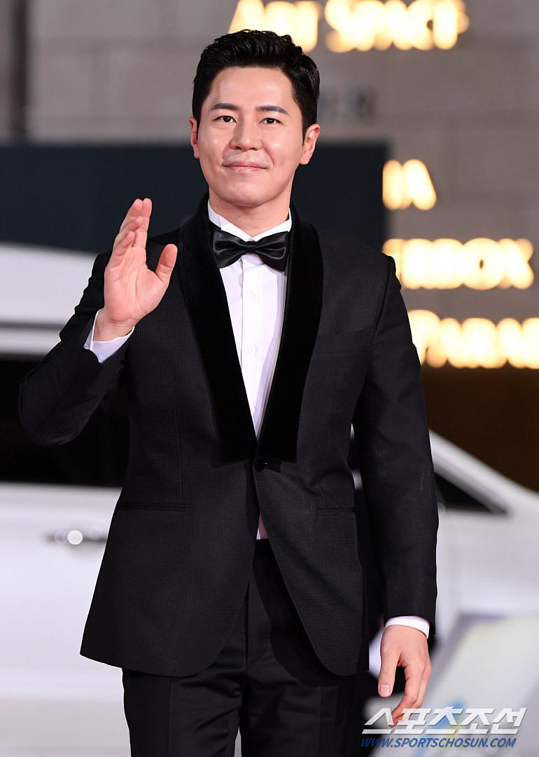 Thảm đỏ 'Rồng xanh 2020': Shin Hye Sun 'cân sắc' Shin Min Ah, Jung Woo Sung - Lee Byung Hun điển trai! Ảnh 38