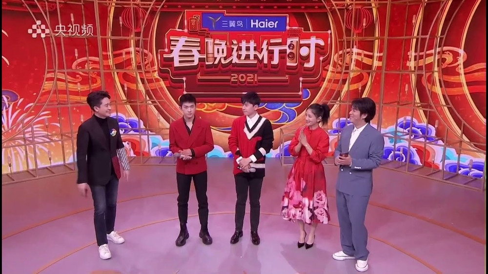 Dịch Dương Thiên Tỉ được khen ngợi điển trai nhờ đội tóc giả trong 'Lễ hội mùa xuân' tại CCTV Ảnh 3