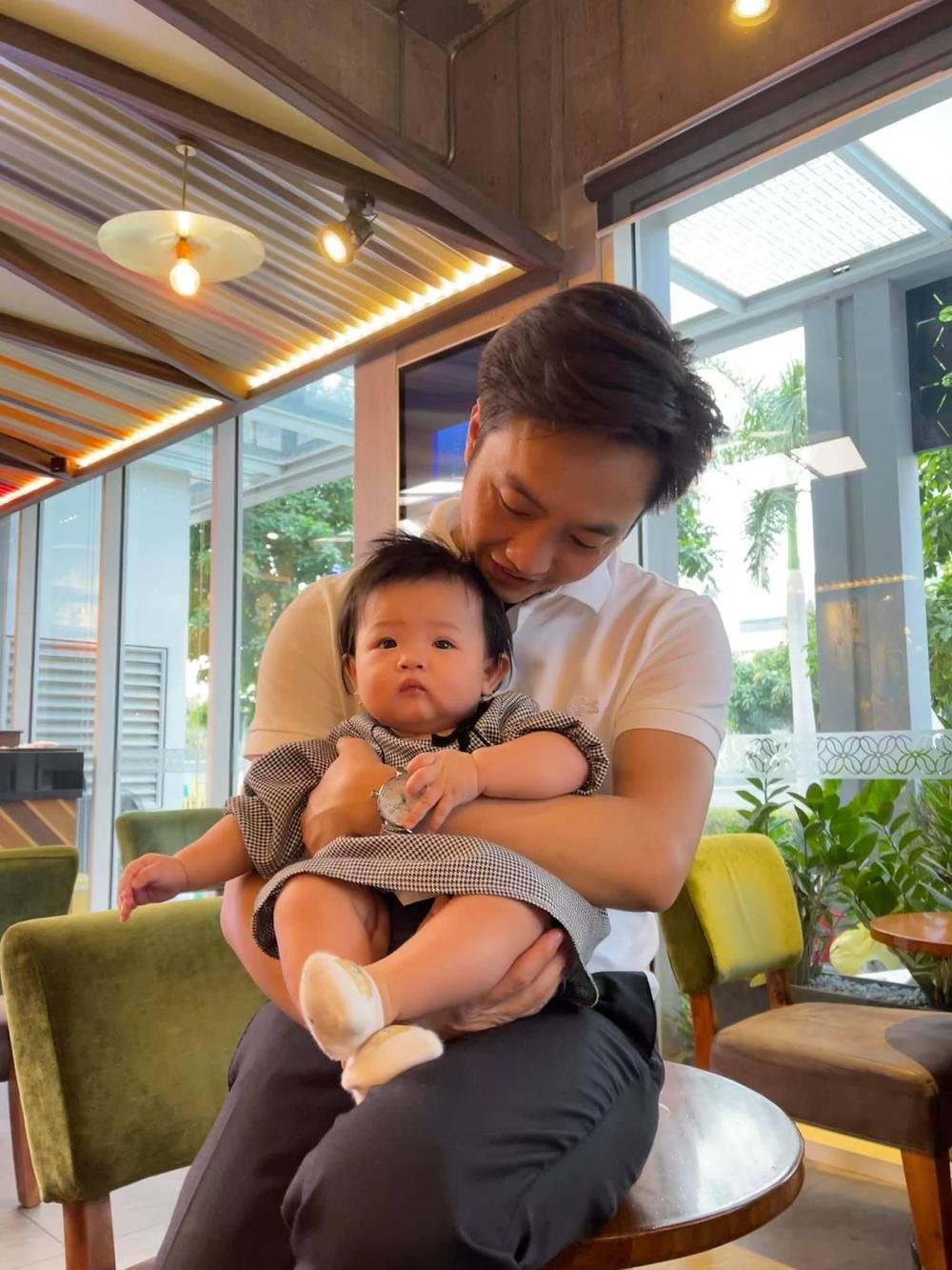 Cuong Do La first shared a close-up photo of his daughter, sweetly celebrating Valentine's Day with Dam Thu Trang Photo 2