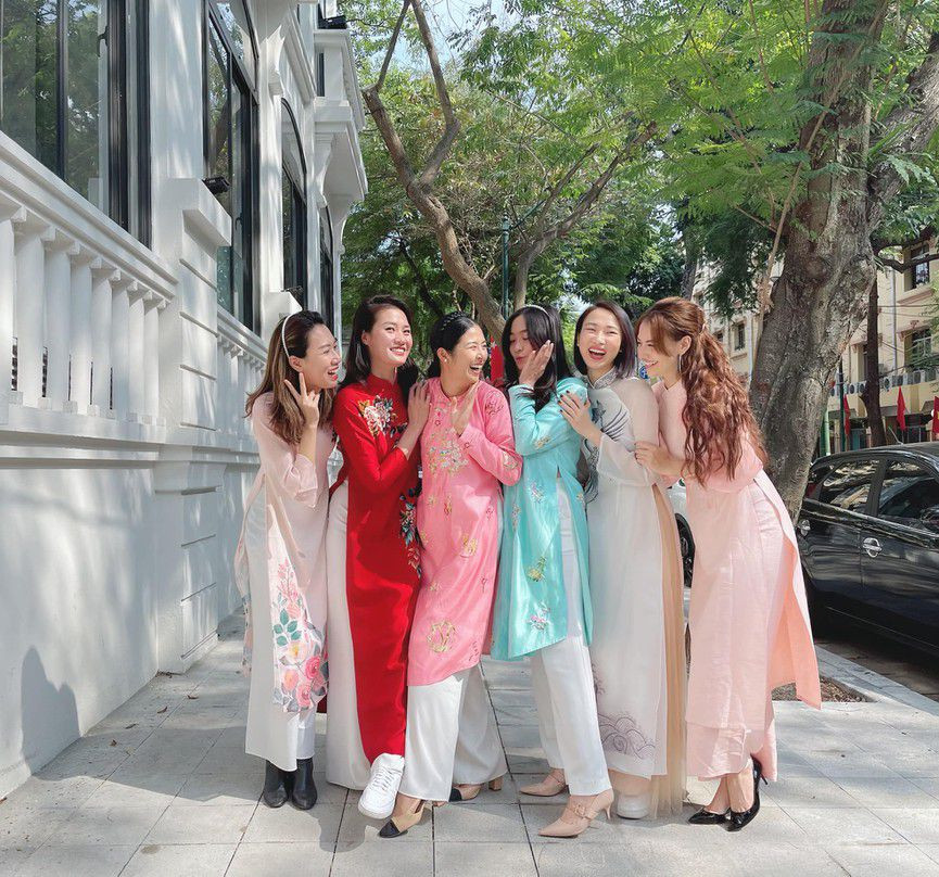 Không đẹp riêng mình, dàn mỹ nhân Việt còn ăn diện đồng điệu với gia đình ngày Tết Ảnh 2