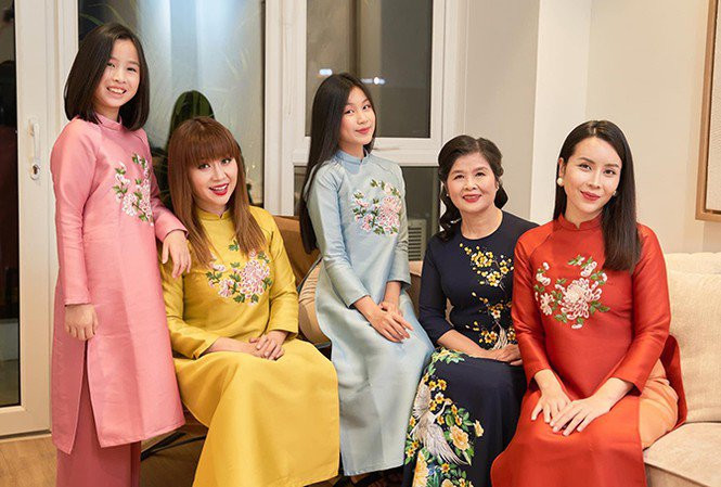 Không đẹp riêng mình, dàn mỹ nhân Việt còn ăn diện đồng điệu với gia đình ngày Tết Ảnh 3