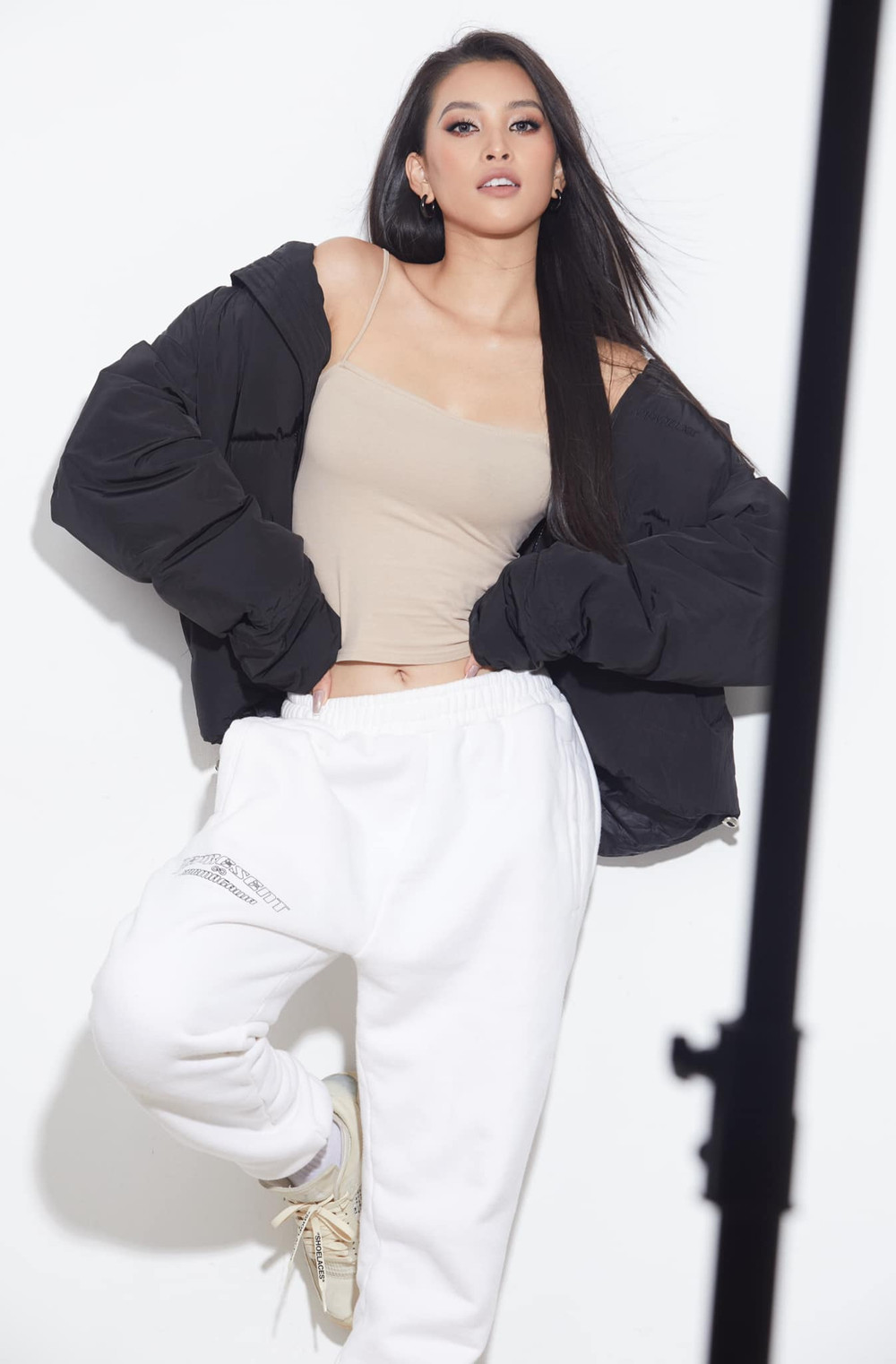 Hoa hậu Tiểu Vy cực chất với style hip hop khoe eo thon siêu phẩm sau ăn Tết Ảnh 3