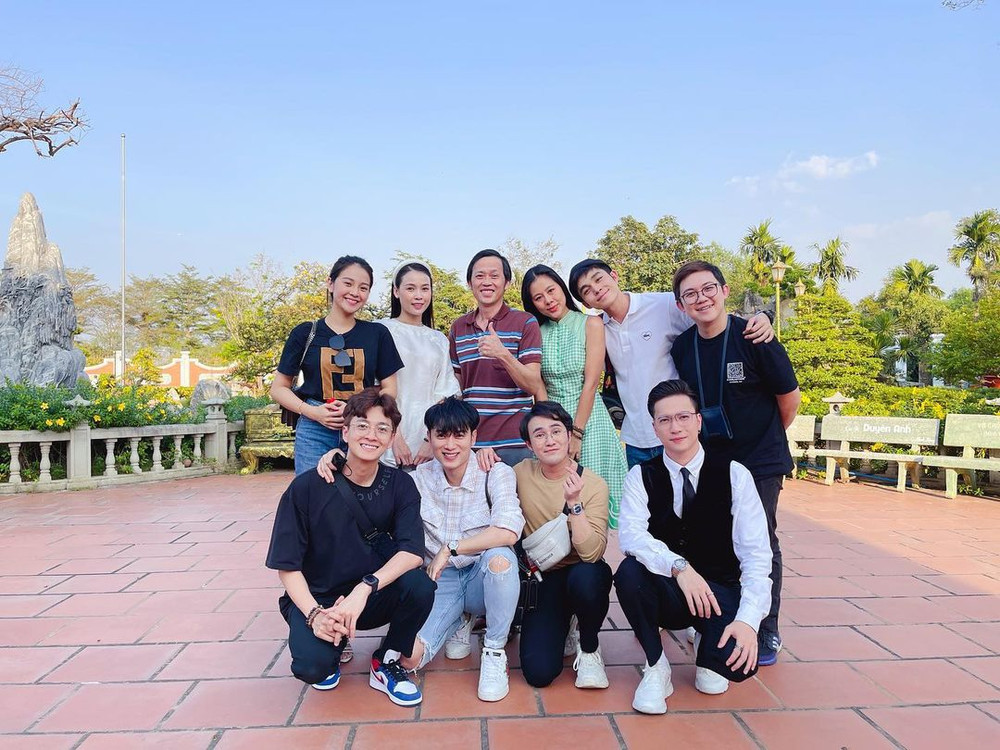 Đầu năm, Thu Trang - Tiến Luật cùng hội sao Việt đến đền thờ Tổ thăm NS Hoài Linh, tưởng nhớ NS Chí Tài Ảnh 8