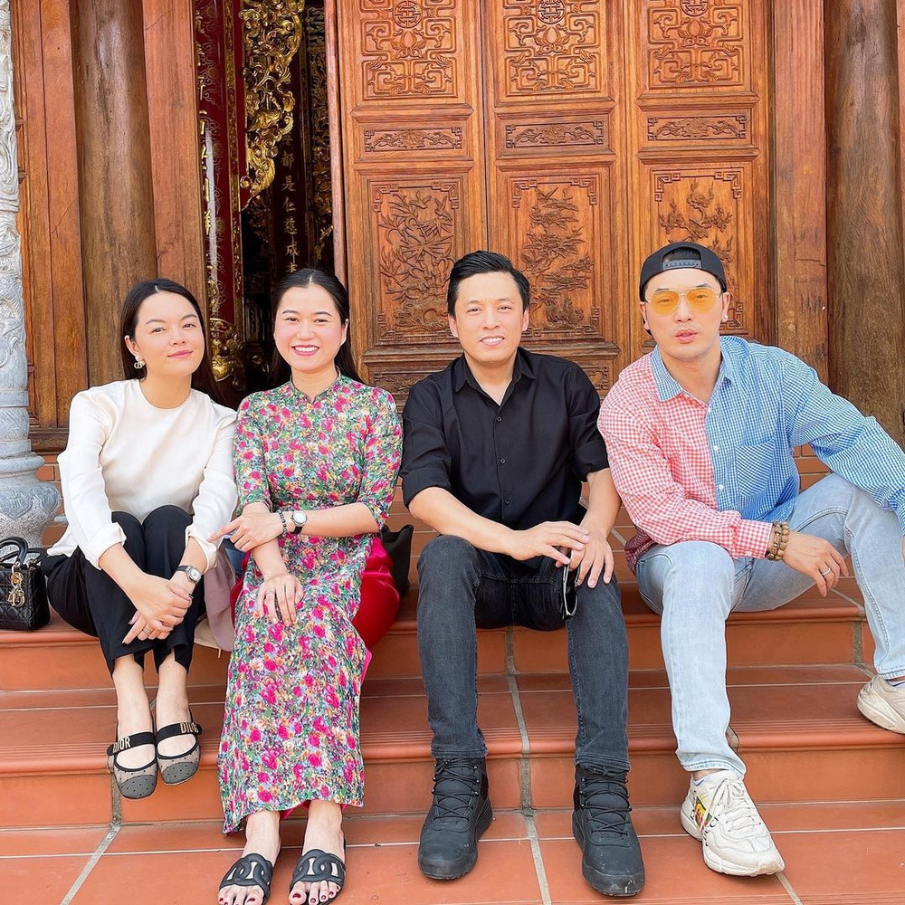 Đầu năm, Thu Trang - Tiến Luật cùng hội sao Việt đến đền thờ Tổ thăm NS Hoài Linh, tưởng nhớ NS Chí Tài Ảnh 3