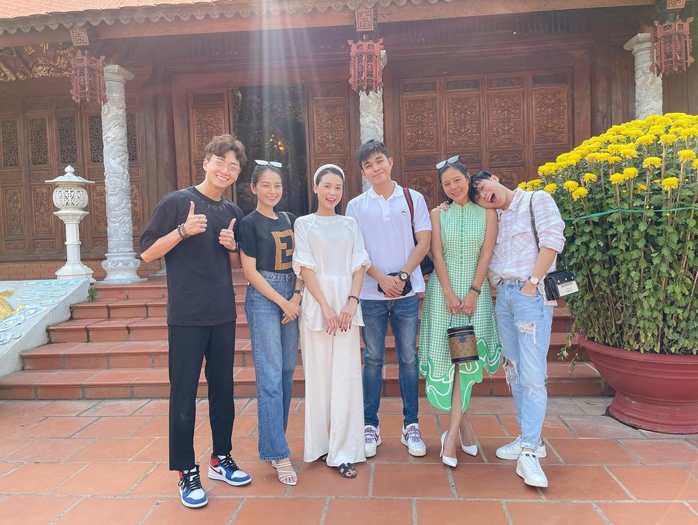 Đầu năm, Thu Trang - Tiến Luật cùng hội sao Việt đến đền thờ Tổ thăm NS Hoài Linh, tưởng nhớ NS Chí Tài Ảnh 9