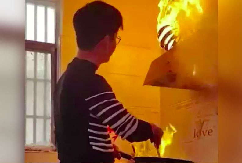 Về nhà vợ trổ tài đun nấu, con rể quý làm cháy luôn nhà bếp khiến ba mẹ sợ khiếp vía Ảnh 2