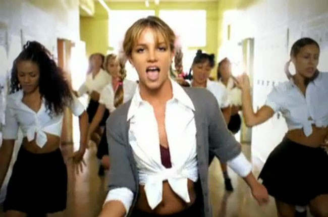 Britney Spears bị xúc phạm hơn 20 năm vì gu thời trang táo bạo Ảnh 3