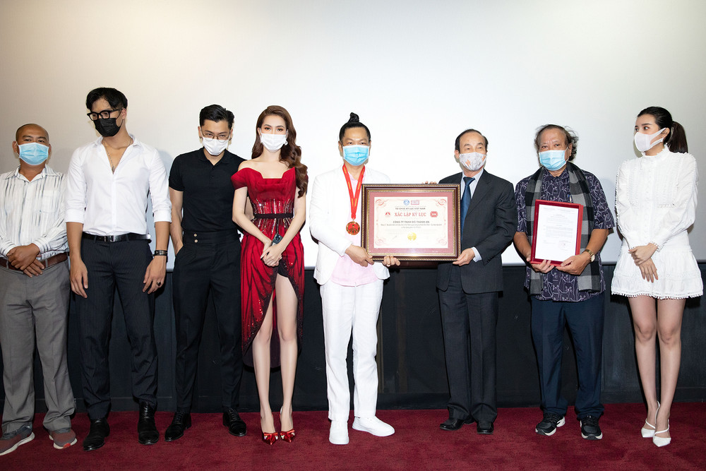 Phan Thị Mơ diện đầm đỏ như đóa hồng nhung, tiết lộ về cảnh 'tắm tiên' Ảnh 5