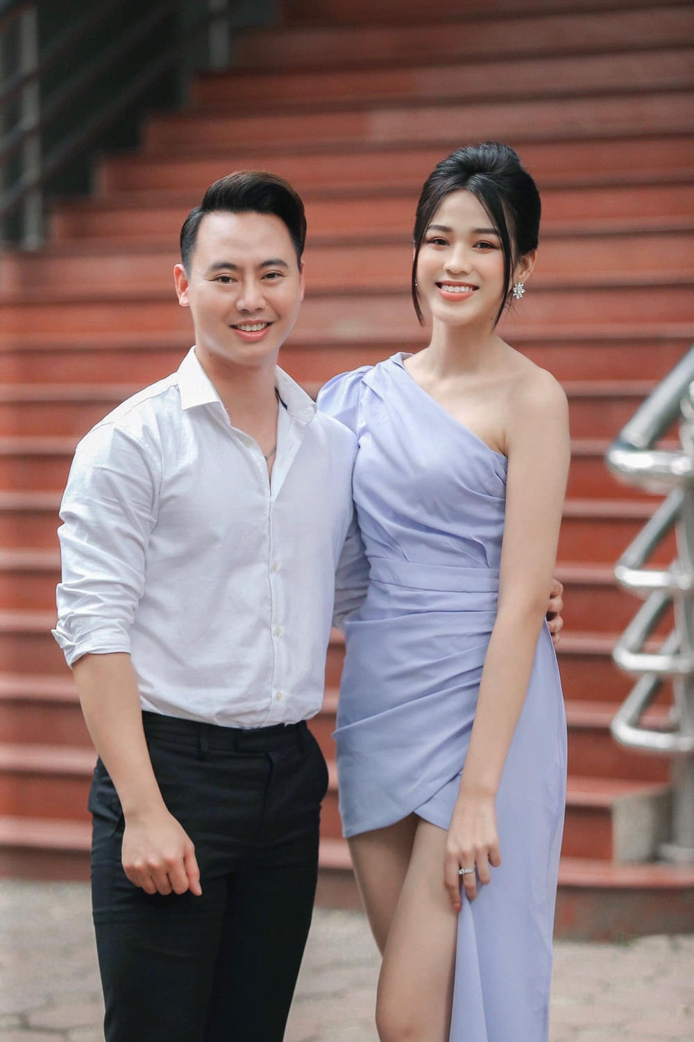 Hình ảnh người đàn ông ôm eo Đỗ Thị Hà gây chú ý sau tranh cãi 'khó chịu' với nam đồng nghiệp Ảnh 1