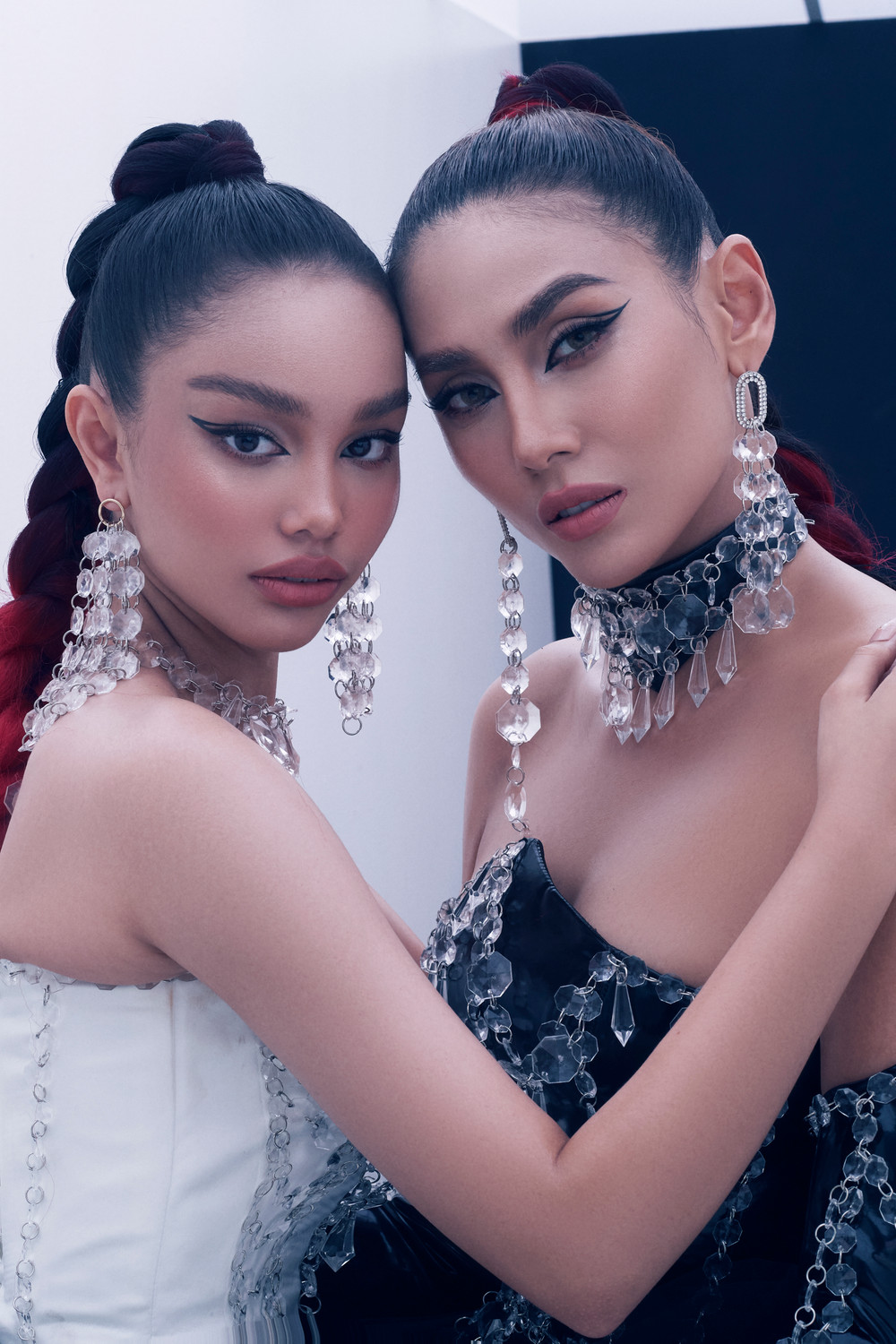 Võ Hoàng Yến cùng trò cưng Alexandra Matheson nhuộm tóc đỏ, pose dáng cực thần thái trong bộ ảnh mới Ảnh 4