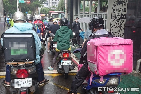 Shipper giao hàng đến đảo vắng người thì bắt gặp một người con gái nằm bất động và cái kết có hậu Ảnh 1