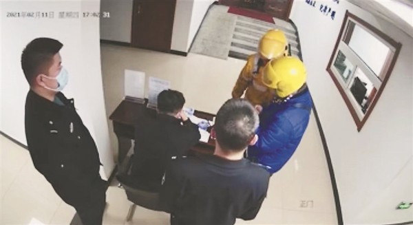 Shipper giao hàng đến đảo vắng người thì bắt gặp một người con gái nằm bất động và cái kết có hậu Ảnh 2