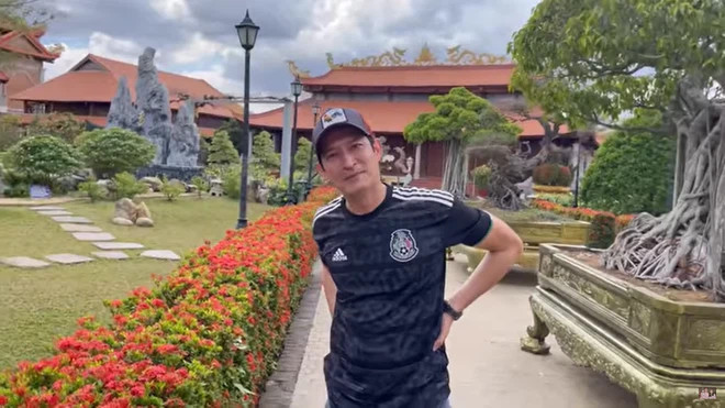 Tới thăm nhà thờ Tổ của NSƯT Hoài Linh, Huy Khánh hé lộ vị trí đặc biệt và những câu chuỵện khó tin Ảnh 1