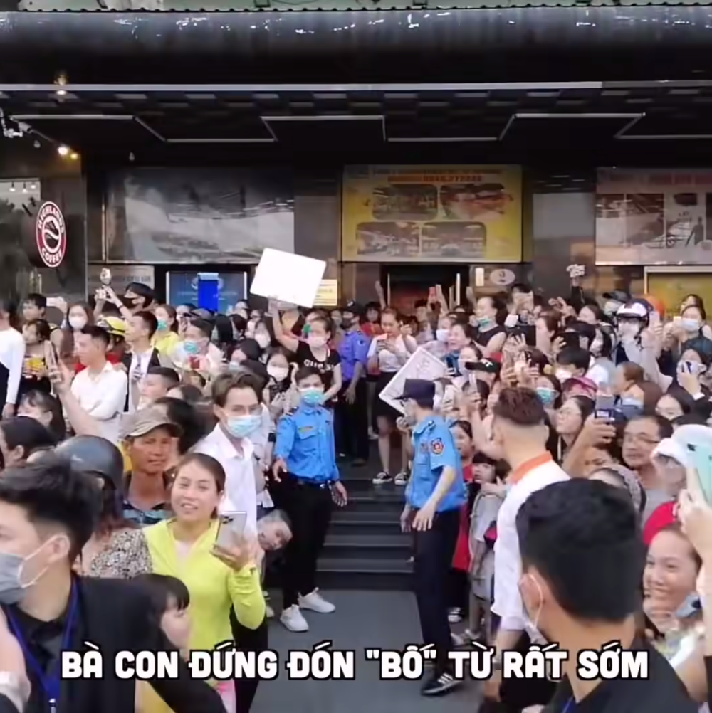 Trấn Thành khóc ròng vì bị khán giả cào đến rách da chảy máu 8 Trấn Thành khóc ròng vì bị khán giả cào đến rách da chảy máu Ảnh 2