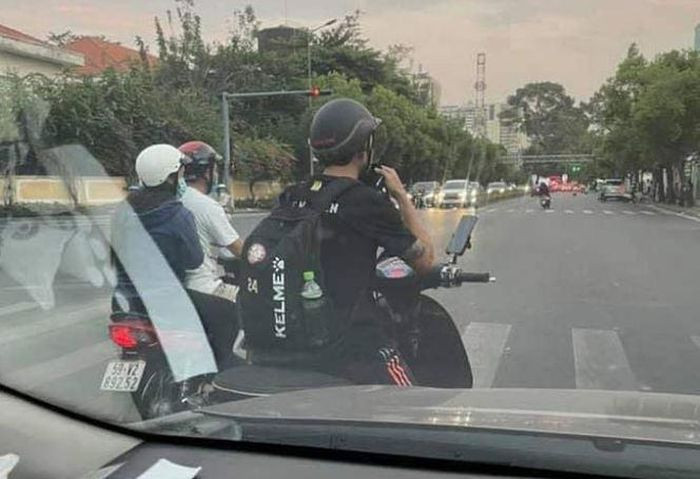 Lee Nguyễn đi xe số bình dân, Bùi Tiến Dũng đi 'siêu xe' như Cường Đô La Ảnh 1