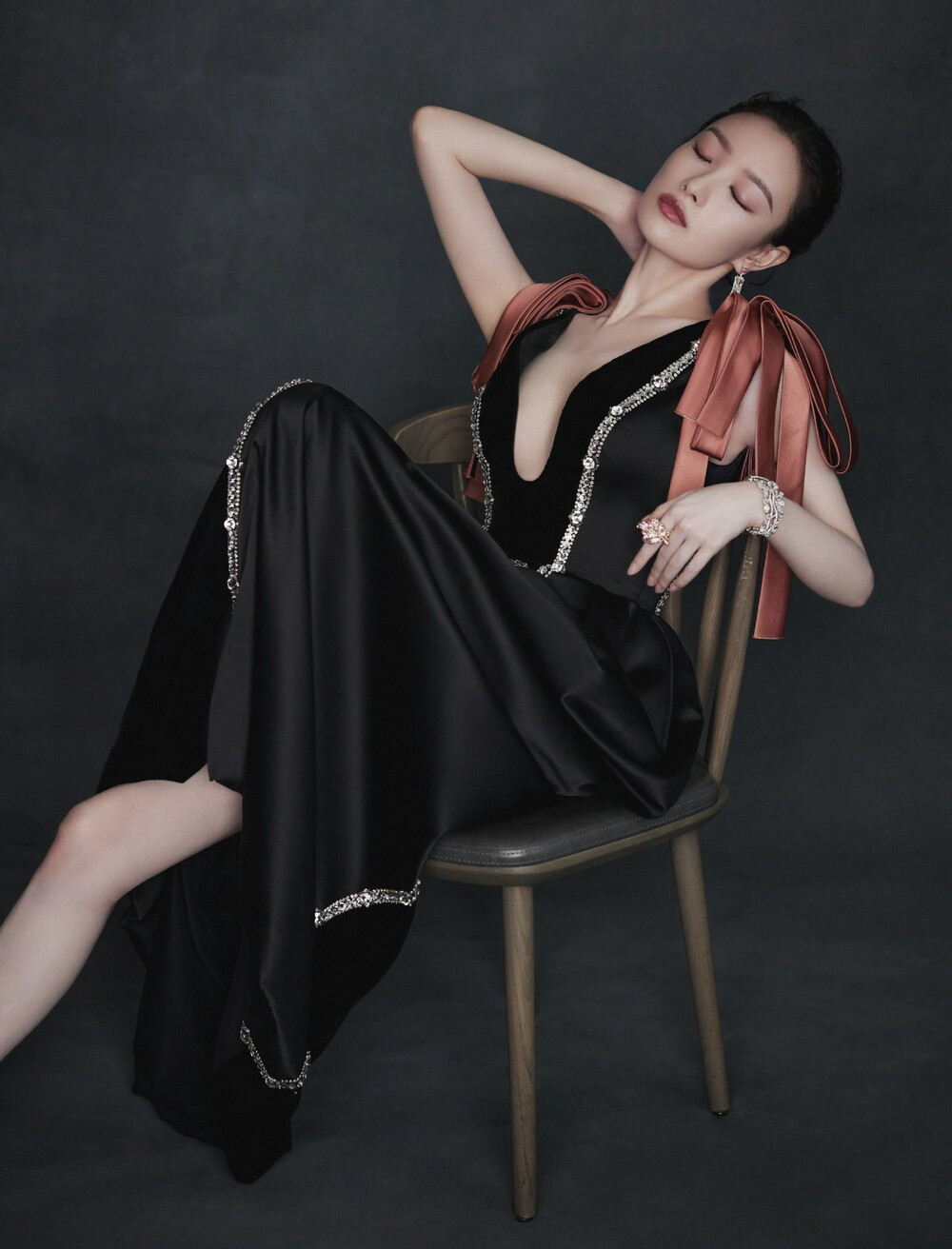 'Vạch trần' độ thân thiết của Triệu Lệ Dĩnh - Angelababy, Cung Tuấn - Chung Sơ Hi tại 'Đêm hội Bazaar' Ảnh 3