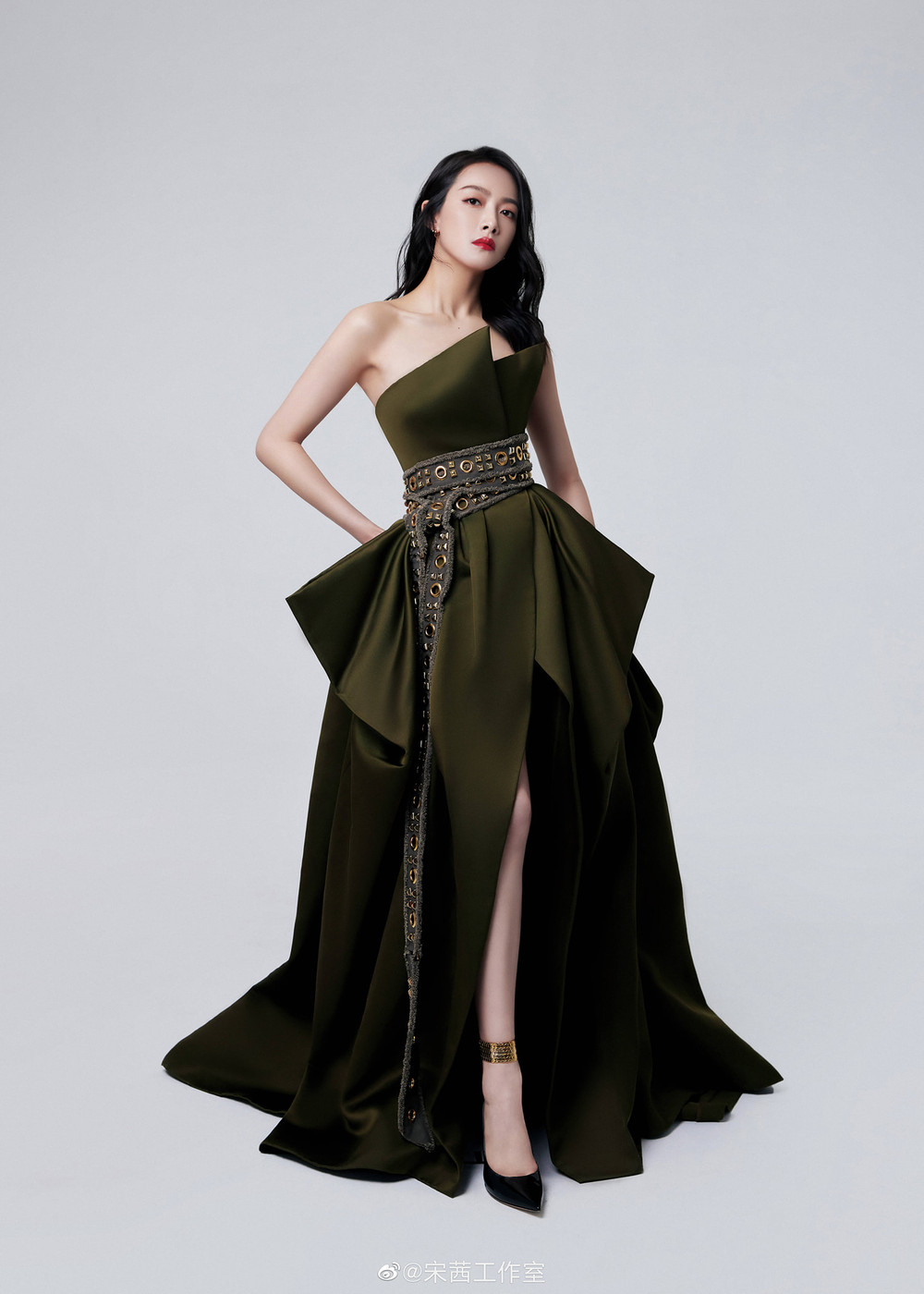 Dương Tử "nắm tay" Tống Thiến lọt top sao nữ mặc xấu, lùm xùm nhất tại Đêm hội BAZAAR Ảnh 9