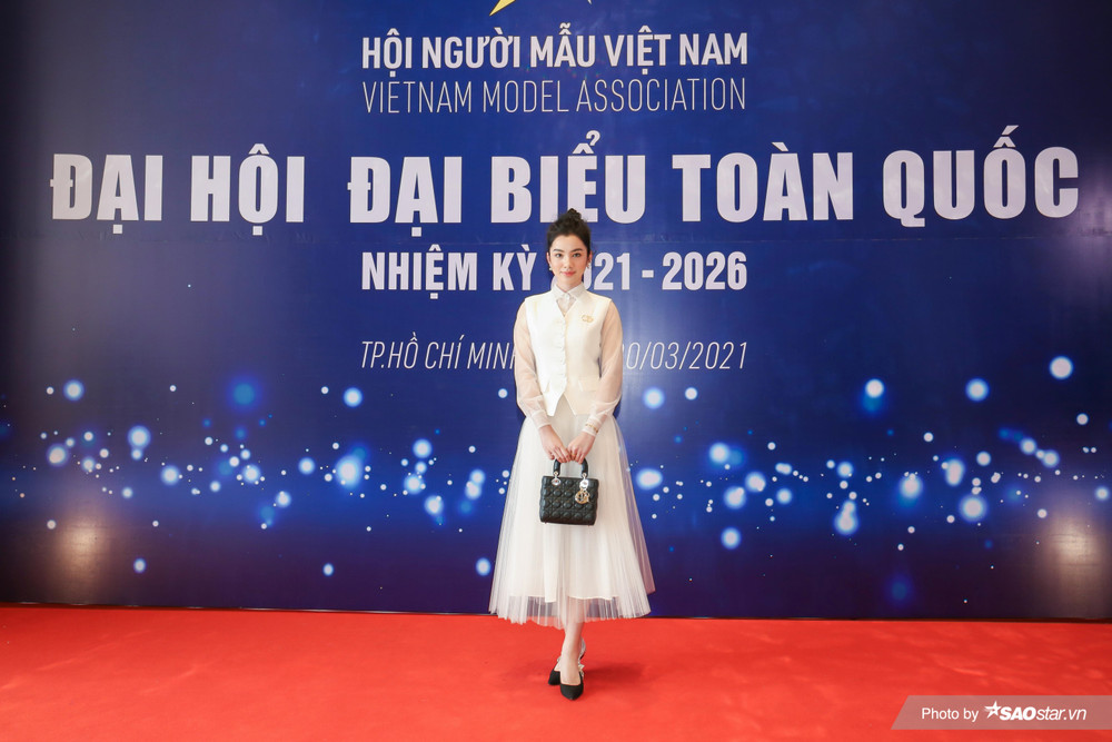 Cẩm Đan đẹp như thiên nha trắng muốt trên thảm đỏ Đại hội đại biểu Hội Người mẫu Việt Nam Ảnh 1