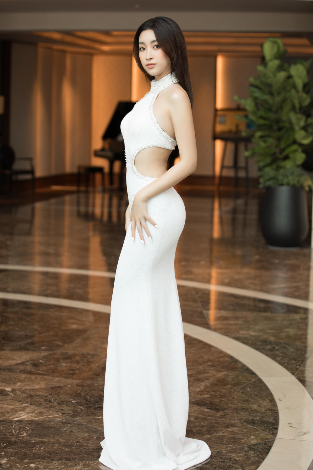Xin chụp hình chung, khách mời hành động kém duyên khiến Đỗ Mỹ Linh khó xử ngay trên thảm đỏ Ảnh 4