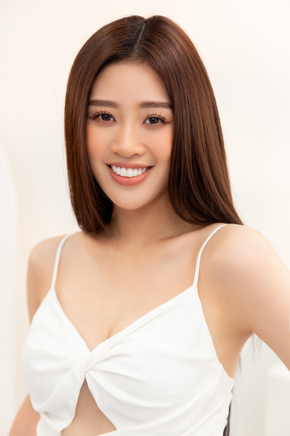 Bị chê thích dựa dẫm, Khánh Vân tự make-up, làm tóc nhanh gọn đẹp: Xứng đáng là chiến binh Miss Universe! Ảnh 1