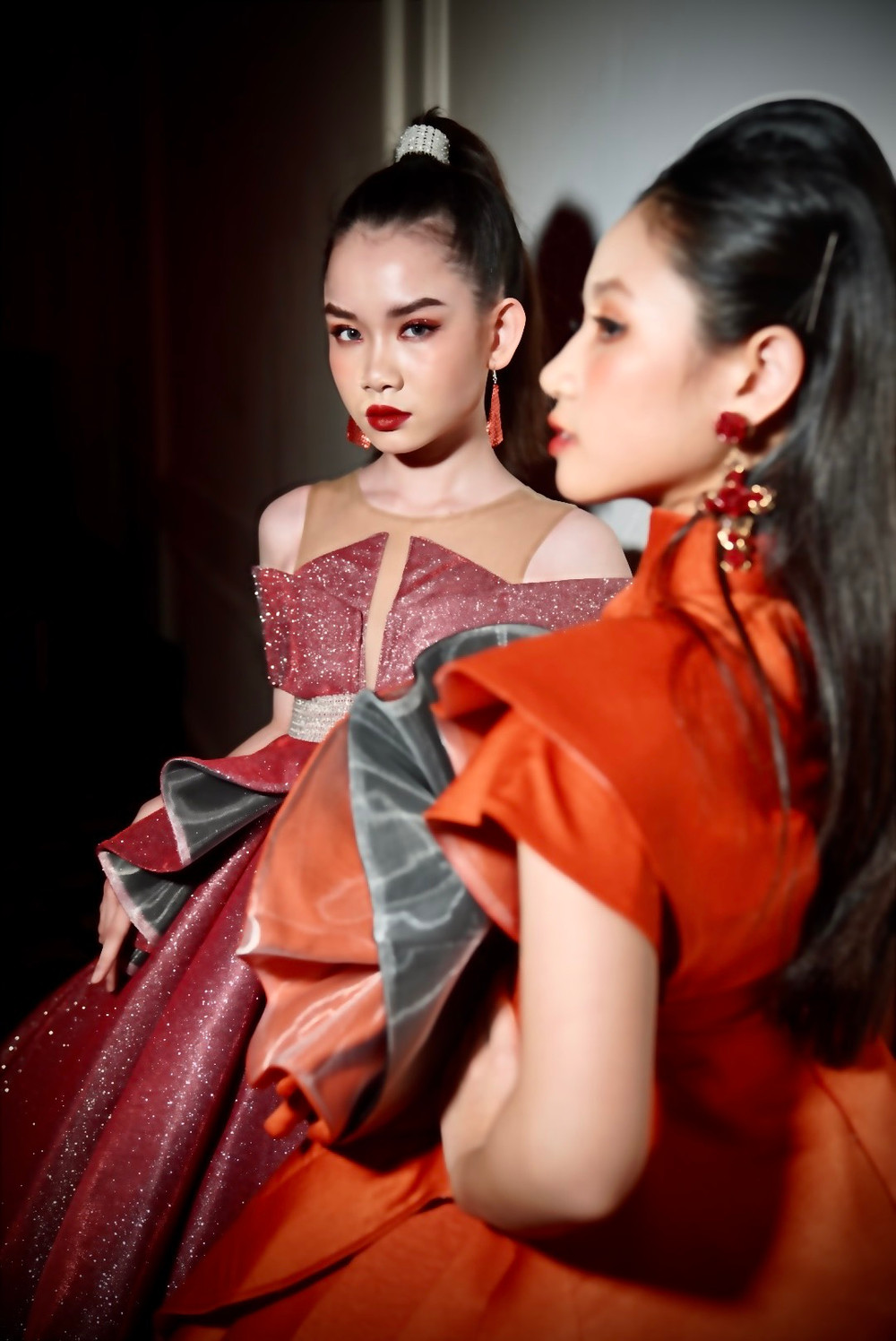 Dàn mẫu nhí trang điểm đậm, thần thái kiêu sa diễn đầm dạ hôi Ảnh 2