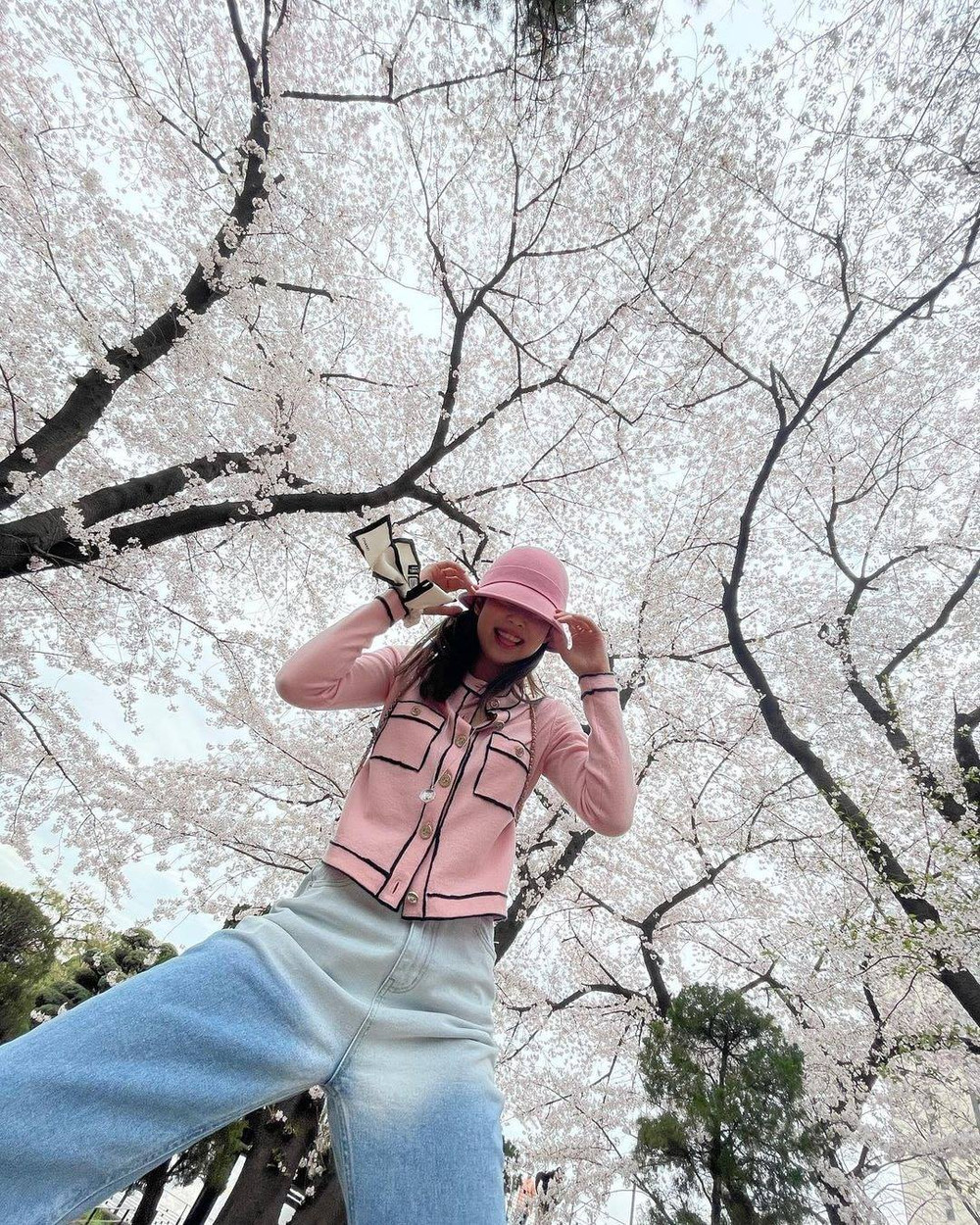 G-Dragon & Jennie Black Pink cùng mặc áo cardigan Chanel đắt đỏ, tạo dáng 'quằn quại' khó đỡ Ảnh 4