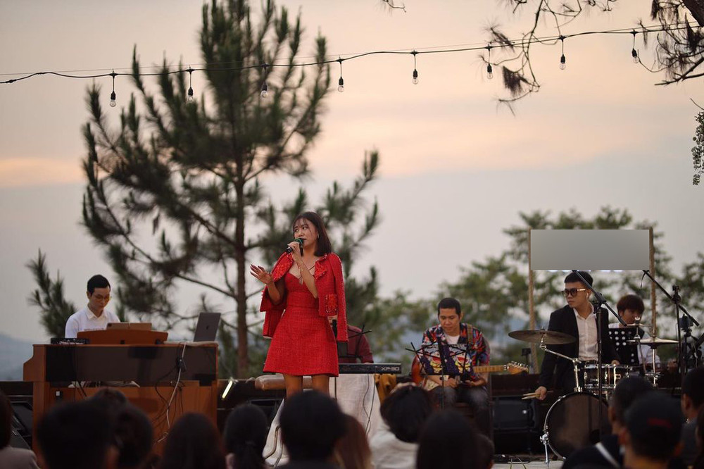 Lương Thùy Linh, Văn Mai Hương, Lynk Lee, Quỳnh Nga khoe vòng 1 'tràn viền' trong cùng chiếc váy đỏ Ảnh 6