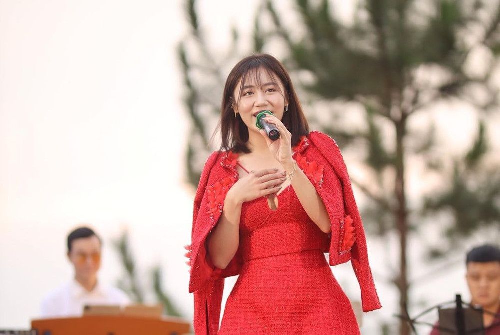 Lương Thùy Linh, Văn Mai Hương, Lynk Lee, Quỳnh Nga khoe vòng 1 'tràn viền' trong cùng chiếc váy đỏ Ảnh 5