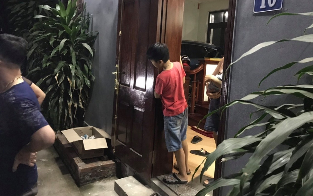 Hà Nội: Phát hiện bé gái bị bỏ rơi trong đêm trước cửa nhà dân, không có đồ đạc, lời nhắn Ảnh 1