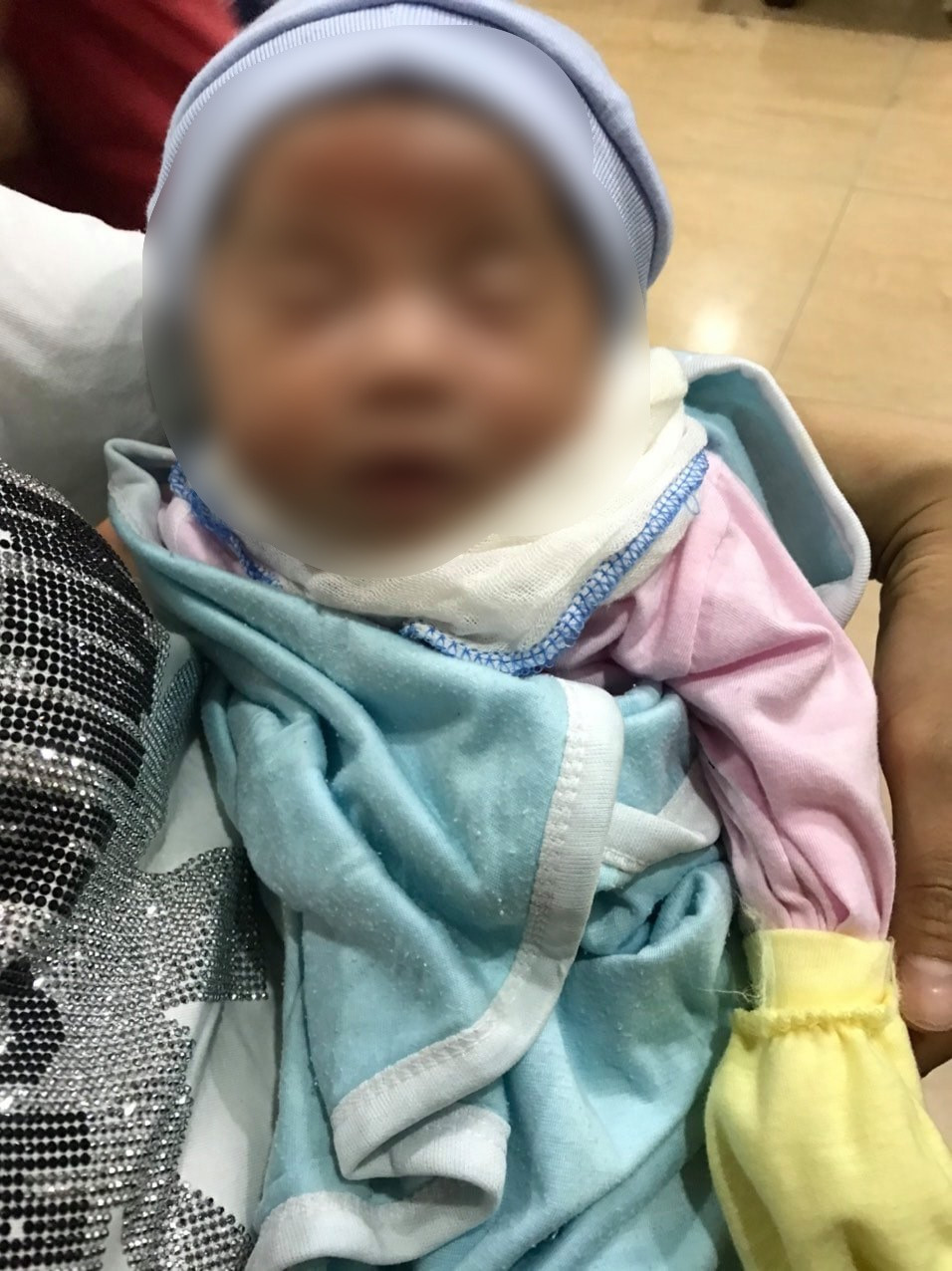 Hà Nội: Phát hiện bé gái bị bỏ rơi trong đêm trước cửa nhà dân, không có đồ đạc, lời nhắn Ảnh 2