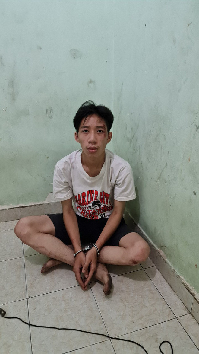 Nam thanh niên cầm dao gí vào cổ tài xế xe buýt yêu cầu chở đi miền Tây để trốn gia đình Ảnh 1 Nam thanh niên cầm dao gí vào cổ tài xế xe buýt yêu cầu chở đi miền Tây để trốn gia đình Ảnh 1