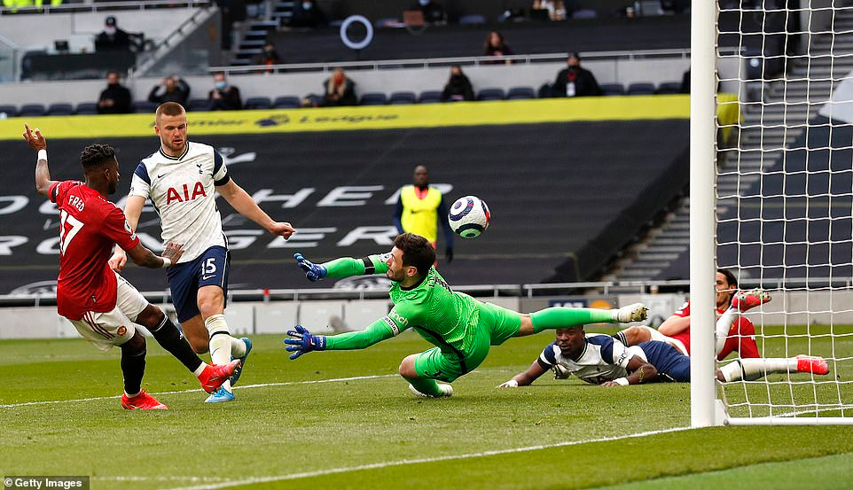MU ngược dòng hạ Tottenham, kiên trì bám đuổi Man City Ảnh 2