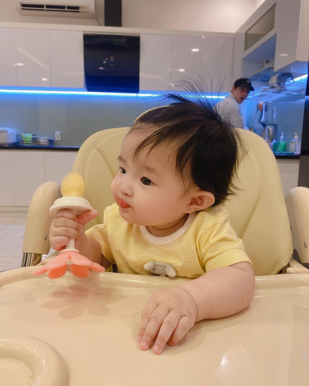 'Mẫu nhí' Winnie nhà Đông Nhi - Ông Cao Thắng trộm vía siêu đáng yêu: 'Con muốn ăn cả thế giới' Ảnh 1