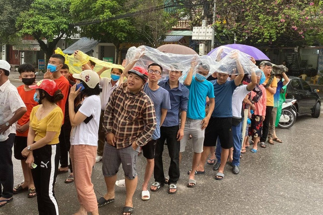 Người hâm mộ Thanh Hóa bỏ việc, đội mưa vì yêu HAGL của bầu Đức Ảnh 1