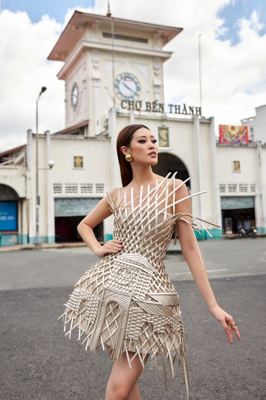 Thiết kế lấy cảm hứng 'Chợ Bến Thành' của Khánh Vân được fan khuyên thay thế National Costume Kén Em? Ảnh 1