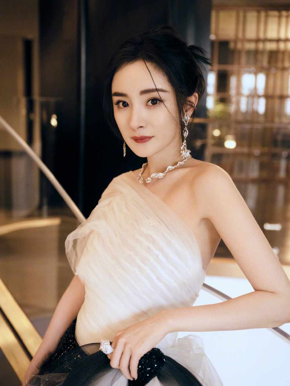 Top 10 sao Cbiz ảnh hưởng nhất MXH tháng 4: Dương Mịch bám sát Tiêu Chiến, Lộc Hàm - Cung Tuấn tụt hạng Ảnh 2