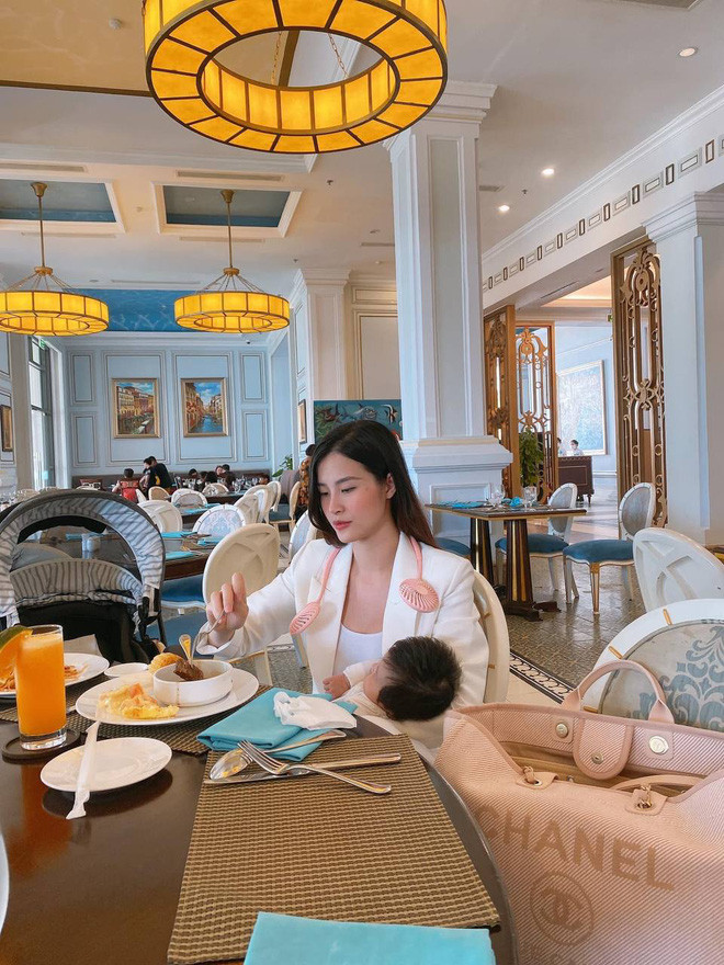 Đông Nhi và Ông Cao Thắng đúng chuẩn 'bố mẹ bỉm sữa': Túi hiệu cũng dùng đựng đồ cho Winnie Ảnh 2