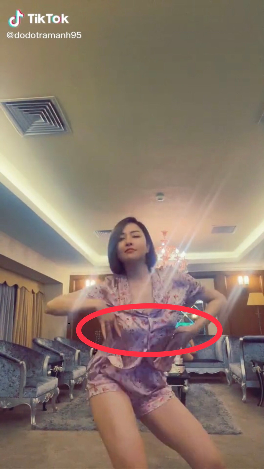 Hot girl Trâm Anh khiến dân mạng đỏ mặt vì khoe clip vòng 1'ngồn ngộn' Ảnh 1
