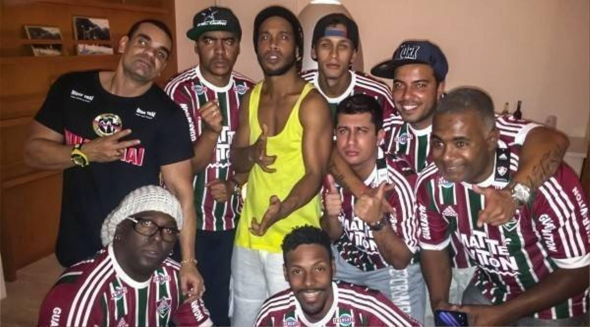 Hàng vạn fan chào đón Ronaldinho trong lễ ra mắt CLB mới