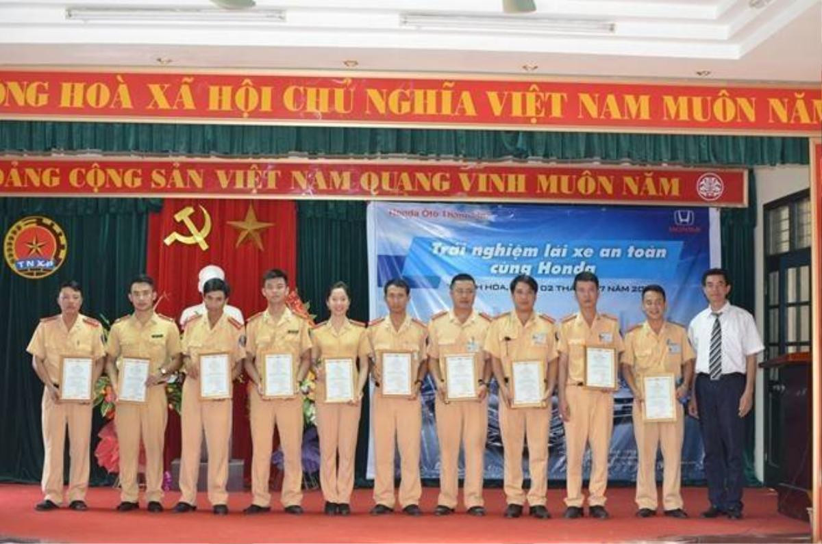 Các học viên nhận Giấy chứng nhận tham gia chương trình đào tạo.