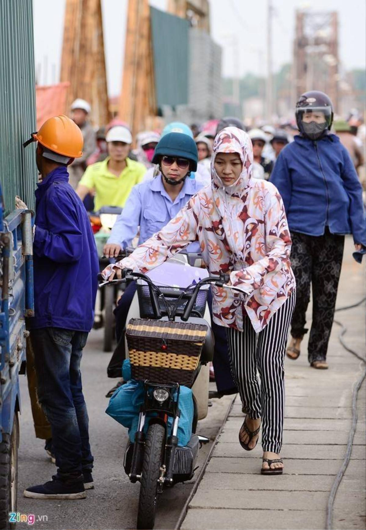 Chôn chân trên cây cầu đang đại tu quy mô lớn