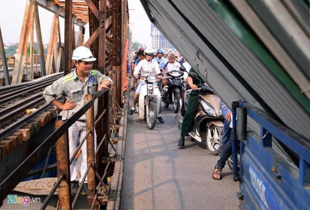 Chôn chân trên cây cầu đang đại tu quy mô lớn