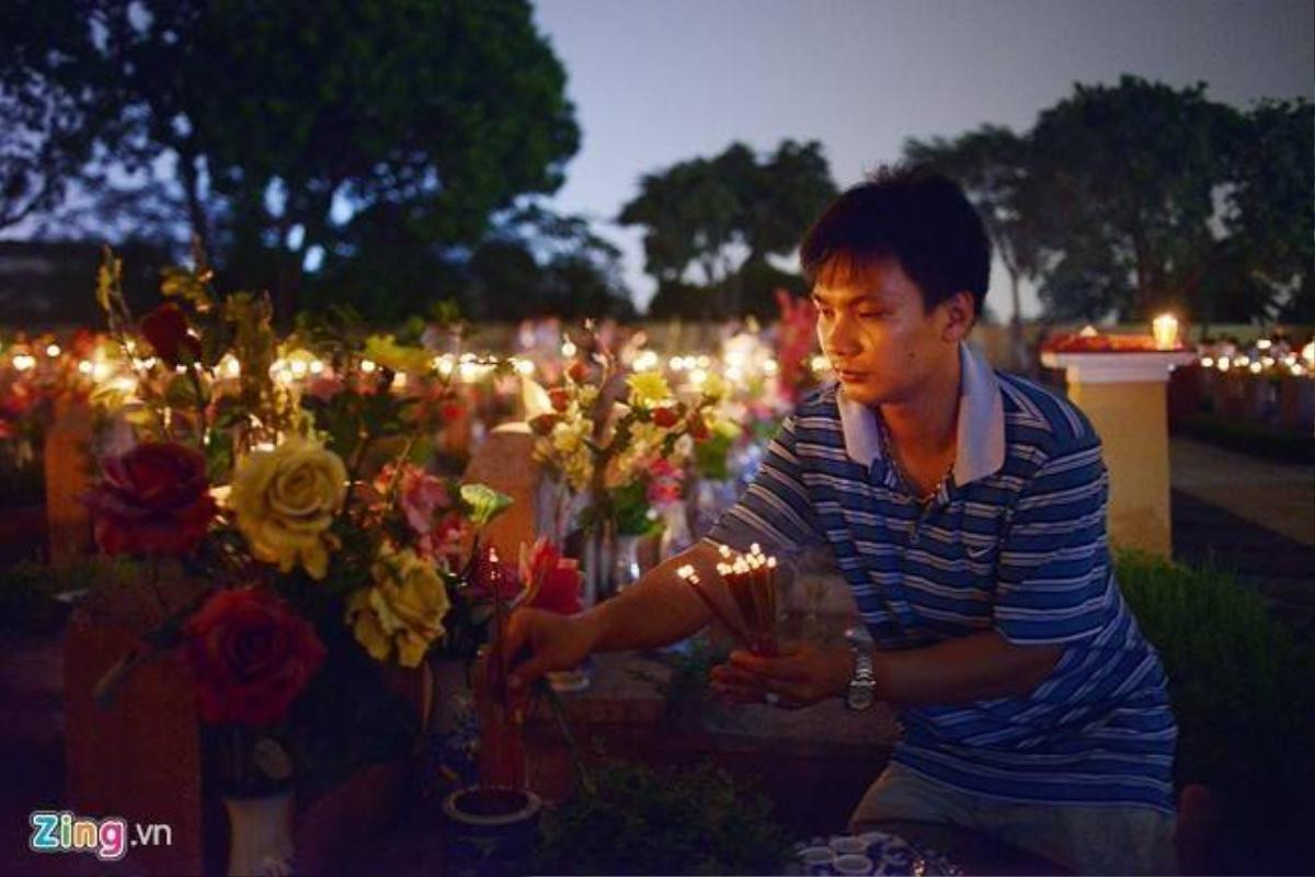  Cựu binh, thanh niên xúc động trước mộ anh hùng liệt sĩ