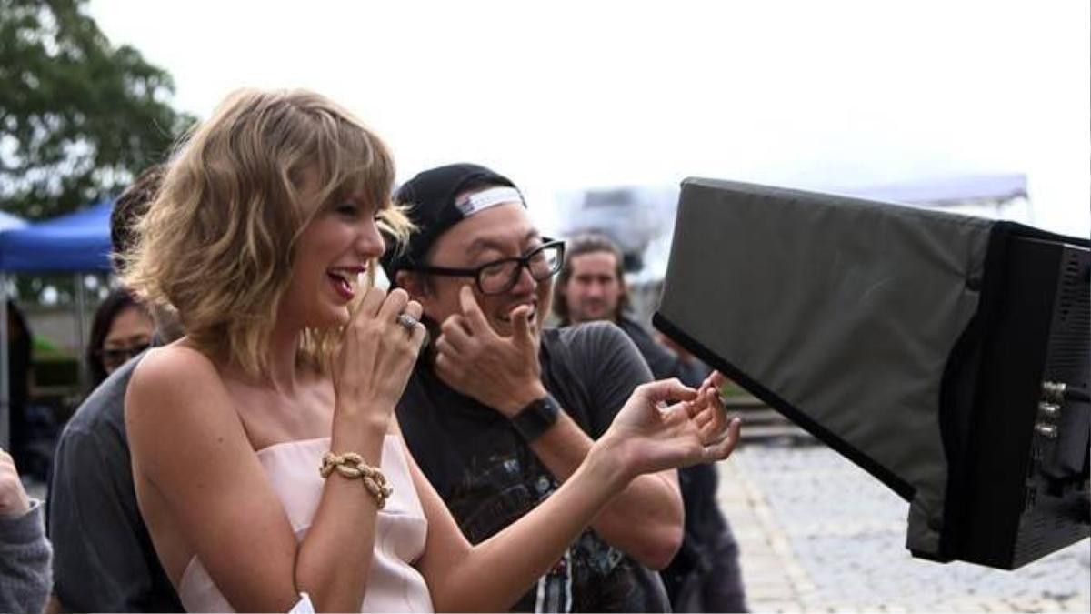 Joseph Kahn (đeo kính) và Taylor Swift trên trường quay MV Blank Space.