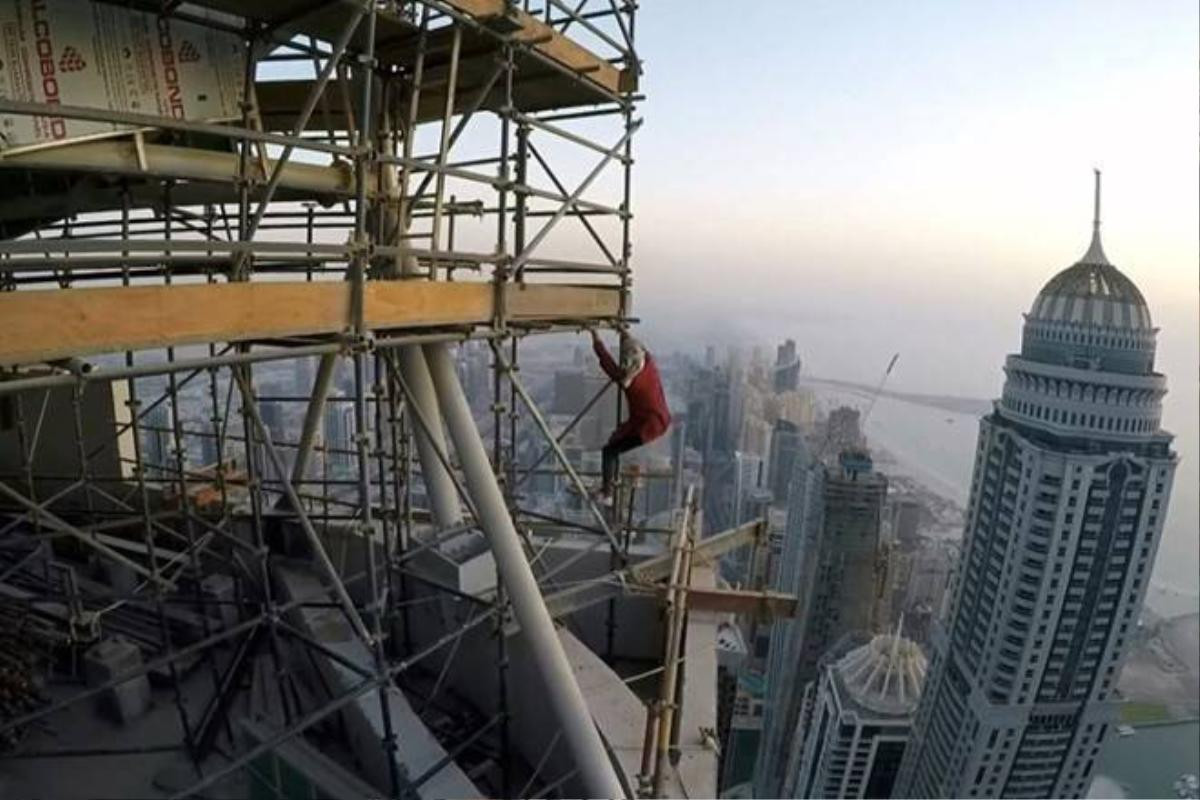 Cận cảnh nóc nhà chọc trời ở Dubai