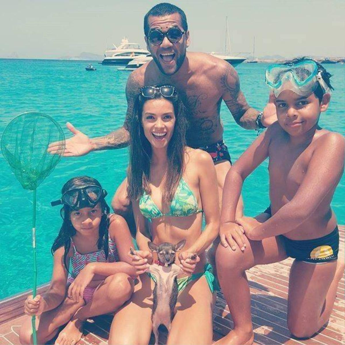 Theo chân sao: Dani Alves đưa bồ mới du hý tại Formentera